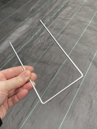 Скоба (шпилька) для крепления агротканей и спанбонда