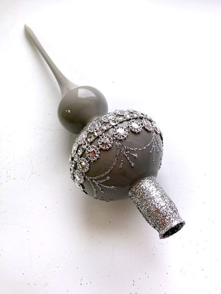 Стеклянная верхушка "Серая с тесьмой из страз" Верхушка стеклянная на елку, декорированная "Серая с тесьмой из страз"