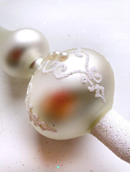 Стеклянная верхушка "Жемчужная с завитками и бусинами" Верхушка стеклянная на елку, декорированная "Жемчужная с завитками и бусинами"