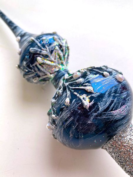 Стеклянная верхушка "Синяя с серебристыми веточками и бусинами" Верхушка стеклянная на елку, декорированная "Синяя с серебристыми веточками и бусинами"