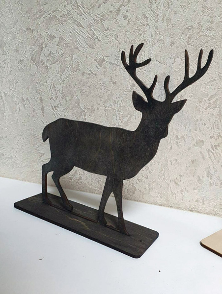 Олень большой деревянный на подставке Олень большой деревянный на подставке