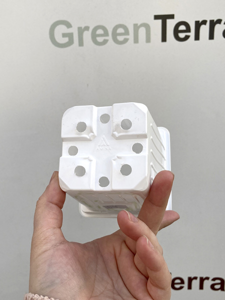 Горшок квадратный формованный 0.55 л, 9х9х10 см., белый