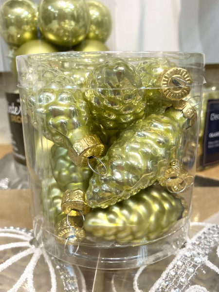 Набор стекл. елочных игрушек "Шишки" 6 см нежно-оливковый mix, 12 шт