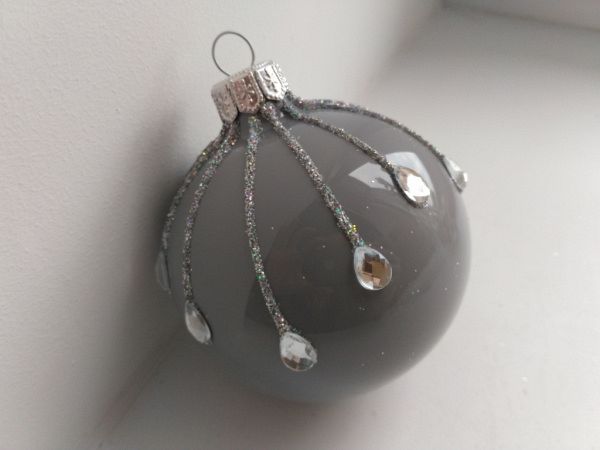 Шар елочный стекл. "Графит с камнями" 8см Шар елочный стекл. "Графит с камнями" 8см