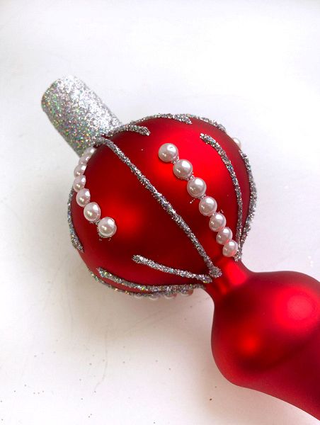 Стеклянная верхушка "Красная с серебристым узором и бусинами" Верхушка стеклянная на елку, декорированная "Красная с серебристым узором и бусинами"