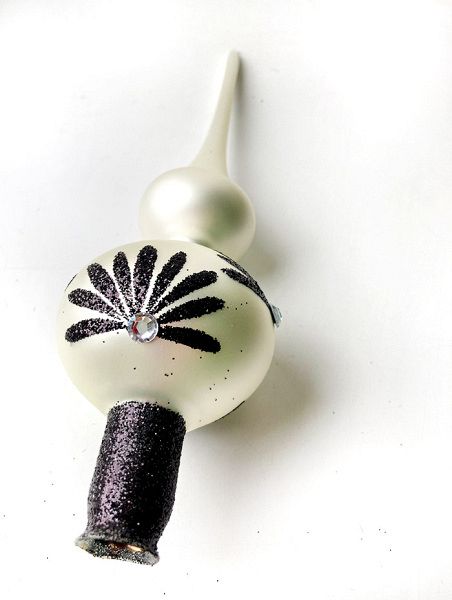 Стеклянная верхушка "Жемчужная с чёрным цветком" Верхушка стеклянная на елку, декорированная "Жемчужная с чёрным цветком"