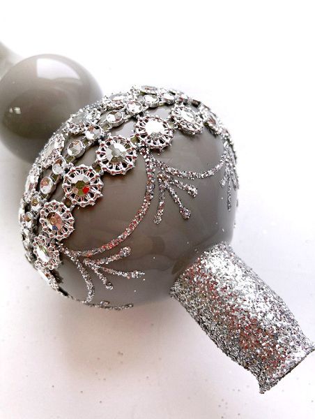 Стеклянная верхушка "Серая с тесьмой из страз" Верхушка стеклянная на елку, декорированная "Серая с тесьмой из страз"