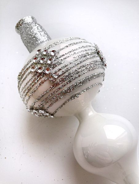 Стеклянная верхушка "Белая с горизонтальными полосками и стразами" Верхушка стеклянная на елку, декорированная "Белая с горизонтальными полосками и  стразами"