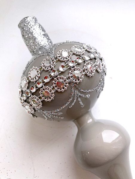 Стеклянная верхушка "Серая с тесьмой из страз" Верхушка стеклянная на елку, декорированная "Серая с тесьмой из страз"