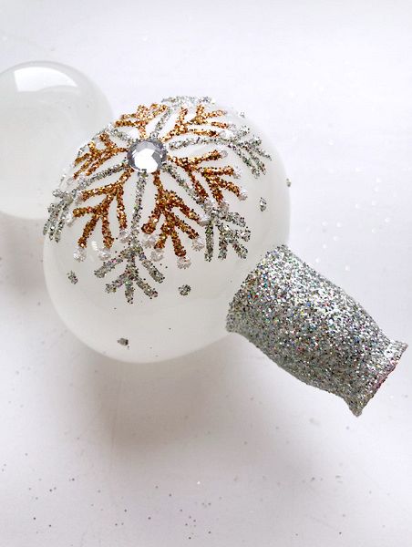 Стеклянная верхушка "Прозрачно-молочная с золотистой снежинкой" Верхушка стеклянная на елку, декорированная "Прозрачно-молочная с золотистой снежинкой"