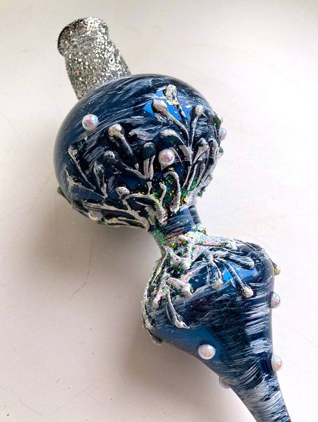 Стеклянная верхушка "Синяя с серебристыми веточками и бусинами" Верхушка стеклянная на елку, декорированная "Синяя с серебристыми веточками и бусинами"