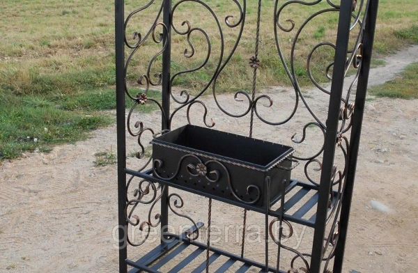 Кованый мангал с крышей "Барон" Кованый мангал с крышей "Барон"