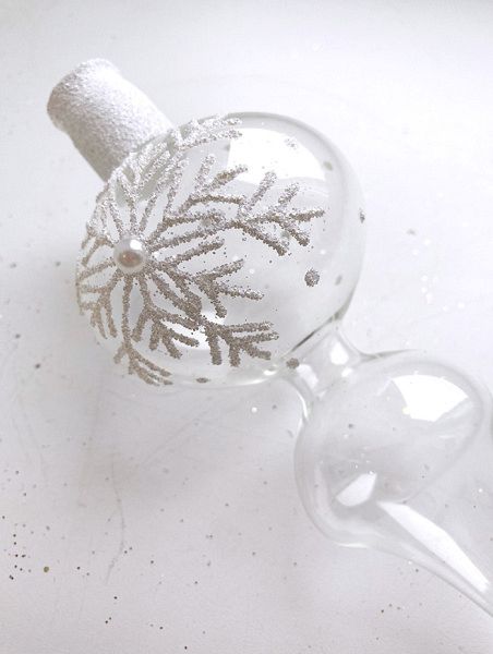 Стеклянная верхушка "Прозрачная с белой снежинкой" Верхушка стеклянная на елку, декорированная "Прозрачная с белой снежинкой"