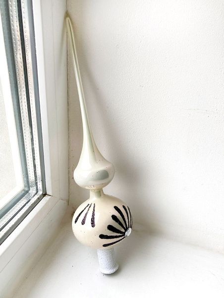 Верхушка стеклянная на елку, декорированная "Молочная с чёрным цветком"