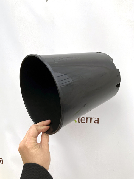 Высокий горшок для роз 4л, ø 18см, высота 21см.