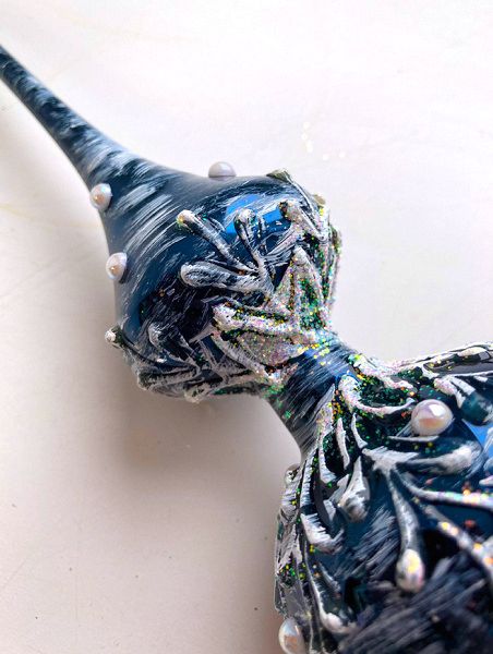 Стеклянная верхушка "Синяя с серебристыми веточками и бусинами" Верхушка стеклянная на елку, декорированная "Синяя с серебристыми веточками и бусинами"