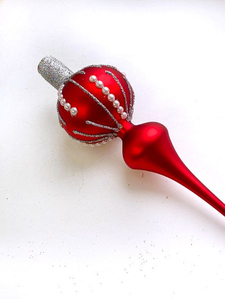 Стеклянная верхушка "Красная с серебристым узором и бусинами" Верхушка стеклянная на елку, декорированная "Красная с серебристым узором и бусинами"