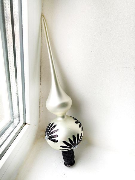 Стеклянная верхушка "Жемчужная с чёрным цветком" Верхушка стеклянная на елку, декорированная "Жемчужная с чёрным цветком"