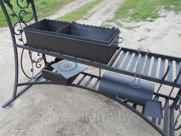 Кованый мангал с крышей "Мальборк"