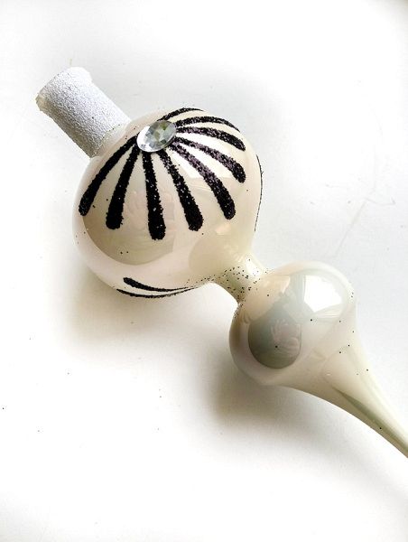 Верхушка стеклянная на елку, декорированная "Молочная с чёрным цветком"