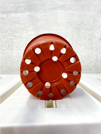 Горшок для рассады круглый формованный 2.3л, ø 17см, высота 13.5см.