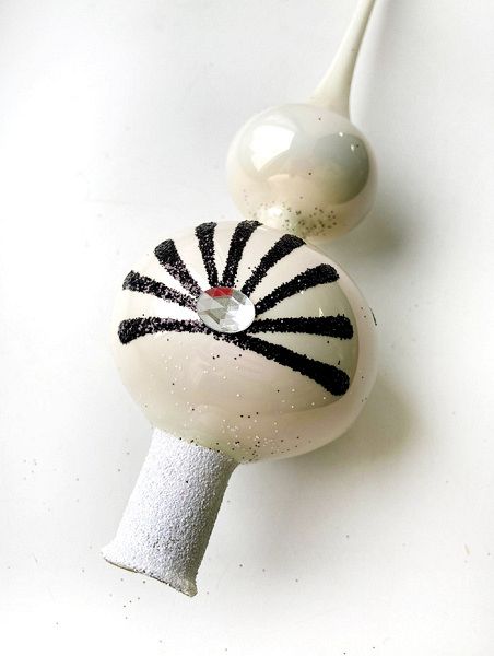 Верхушка стеклянная на елку, декорированная "Молочная с чёрным цветком"