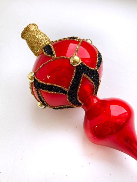 Стеклянная верхушка "Красная с чёрным цветком и бусинами" Верхушка стеклянная на елку, декорированная "Красная с чёрным цветком и бусинами"