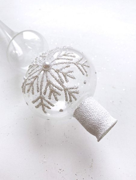 Стеклянная верхушка "Прозрачная с белой снежинкой" Верхушка стеклянная на елку, декорированная "Прозрачная с белой снежинкой"