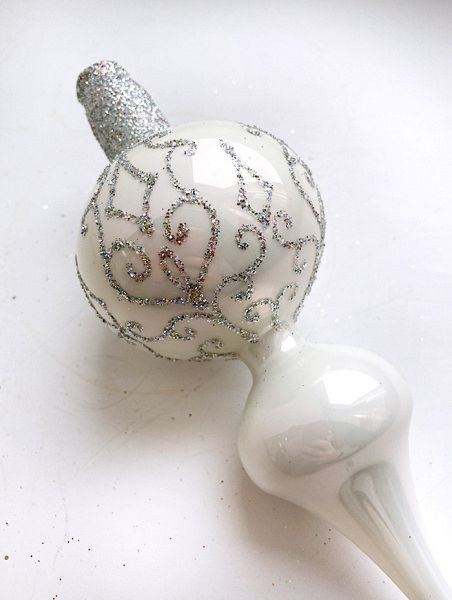 Стеклянная верхушка "Белая с серебристым узором" Верхушка стеклянная на елку, декорированная "Белая с серебристым узором"