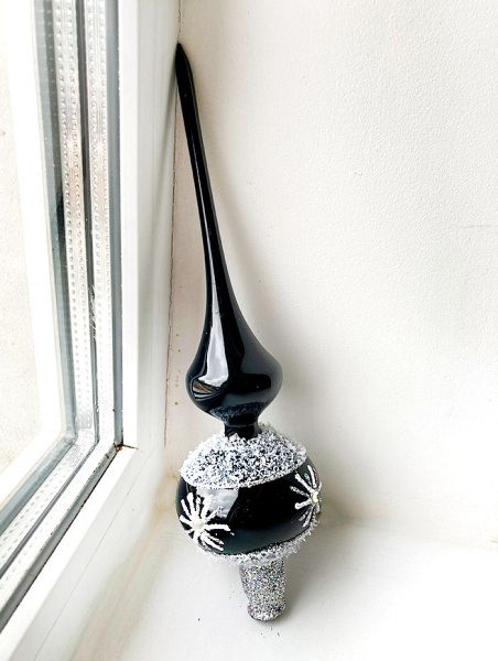 Верхушка стеклянная на елку, декорированная "Чёрная с белым снежком"