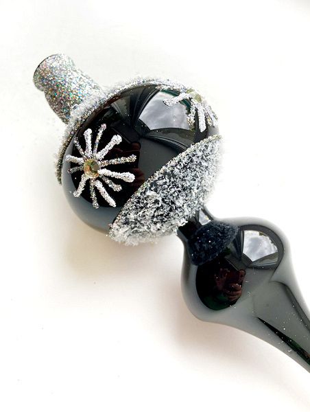 Верхушка стеклянная на елку, декорированная "Чёрная с белым снежком"