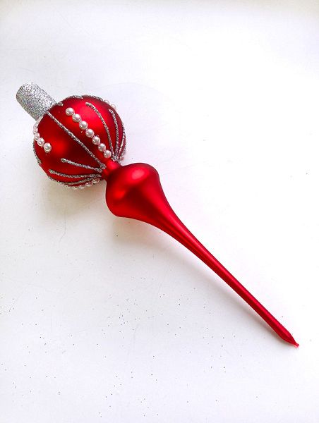 Стеклянная верхушка "Красная с серебристым узором и бусинами" Верхушка стеклянная на елку, декорированная "Красная с серебристым узором и бусинами"