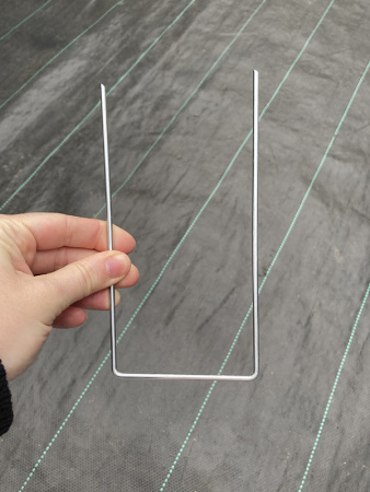 Скоба (шпилька) для крепления агротканей и спанбонда