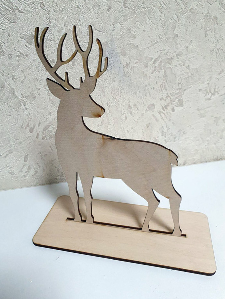 Олень большой деревянный на подставке Олень большой деревянный на подставке