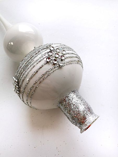 Стеклянная верхушка "Белая с горизонтальными полосками и стразами" Верхушка стеклянная на елку, декорированная "Белая с горизонтальными полосками и  стразами"