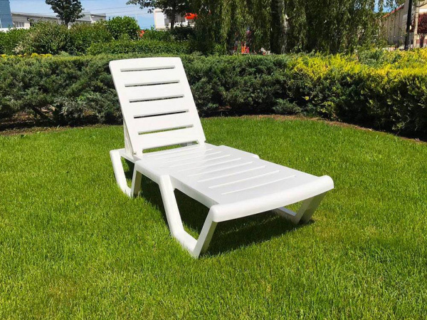 Лежак полимерный пляжный